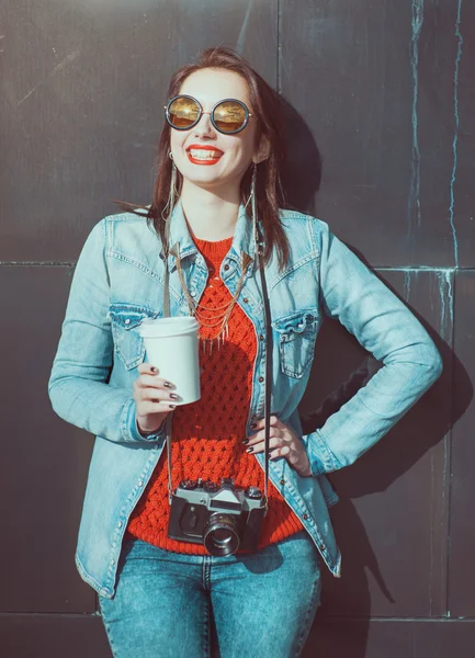 Ragazza hipster con fotocamera retrò e tazza di caffè — Foto Stock