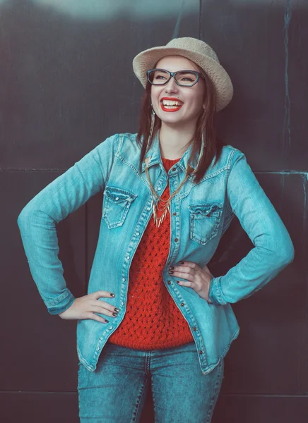 Chica hermosa feliz en jersey rojo con gafas — Foto de Stock