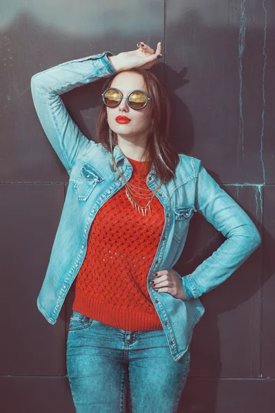 Joven hermosa chica en jersey rojo con gafas — Foto de Stock