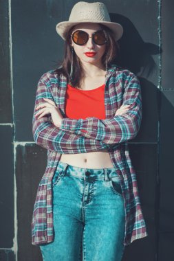 Genç güzel kız şapka ve güneş gözlüğü güneş ışığı zevk