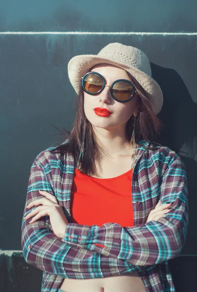Fiatal gyönyörű lány, kalap és napszemüveg élvezni a napfény — Stock Fotó
