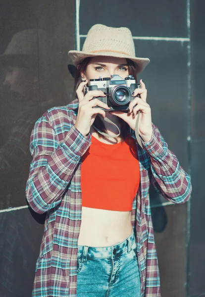 Hipster girl making picture with retro camera, focus on camera — Stock Photo, Image