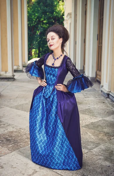 Piękna kobieta w niebieskiej średniowiecznej sukience — Zdjęcie stockowe