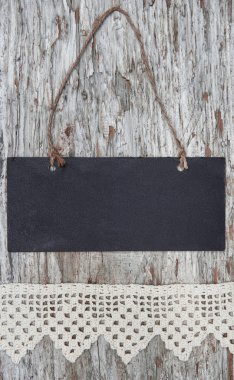 Eski ahşap üzerine dantel kurdele ile kara tahta 
