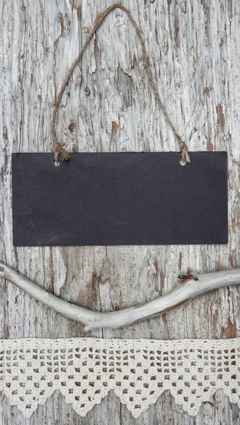 Tableau avec ruban dentelle et branche sèche sur vieux bois — Photo