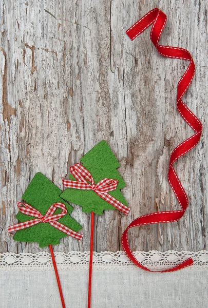 Deux sapins sur le vieux fond de bois — Photo