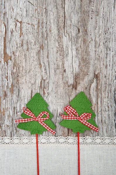 Deux sapins sur le vieux fond de bois — Photo