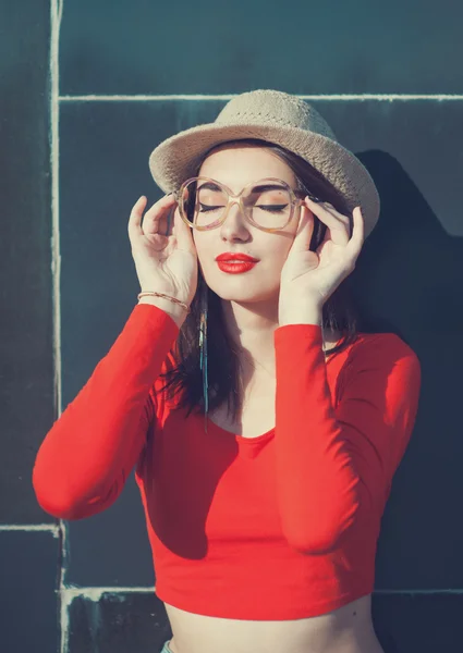Молодая красивая девушка в красной блузке и очках — стоковое фото