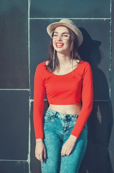 Joven hermosa chica en blusa roja y gafas — Foto de Stock