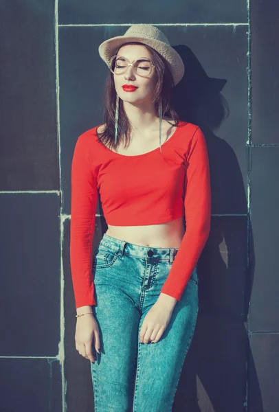Giovane bella ragazza in camicetta rossa e occhiali — Foto Stock
