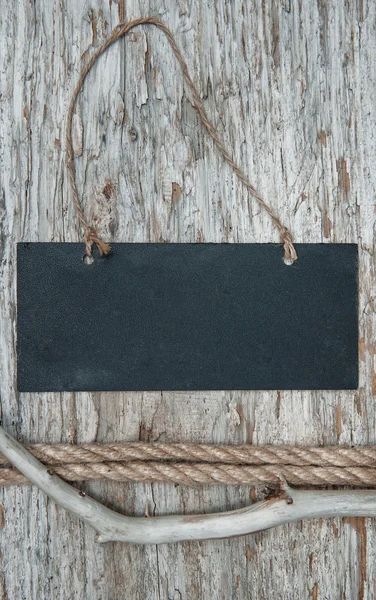 Kreidetafel mit trockenem Astseil auf dem alten Holz — Stockfoto