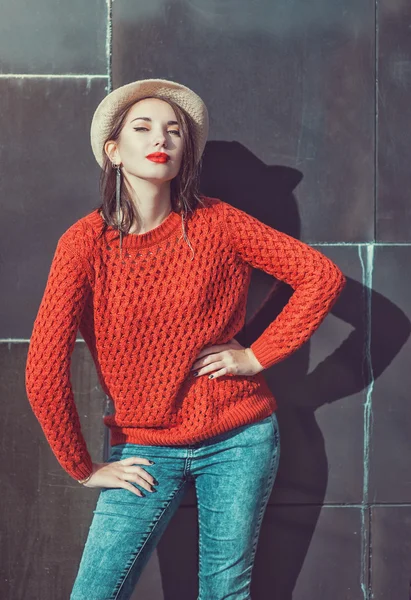 Joven hermosa chica en jersey rojo y sombrero al aire libre — Foto de Stock