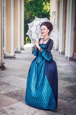 Şemsiye ile Ortaçağ elbiseli güzel kadın
