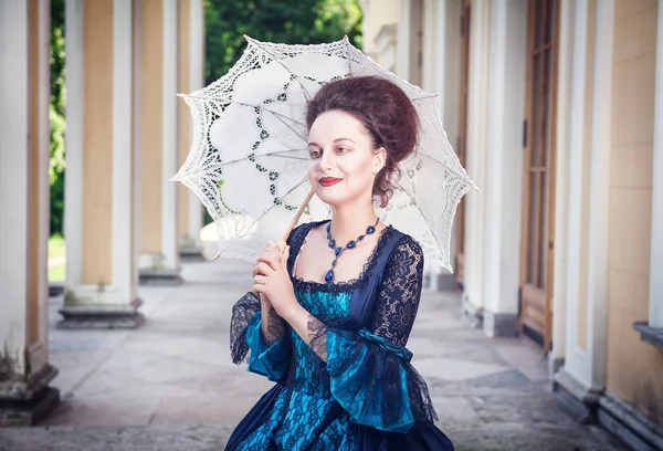 Mulher bonita em vestido medieval com guarda-chuva — Fotografia de Stock