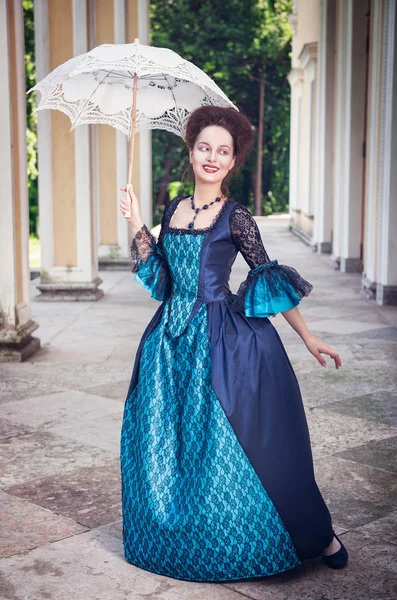 Hermosa mujer en vestido medieval con paraguas — Foto de Stock