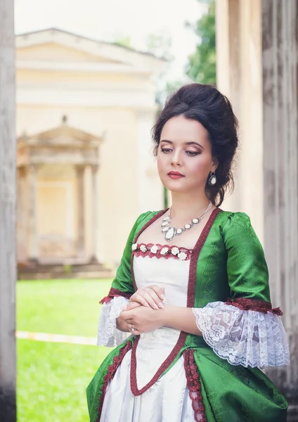 Hermosa mujer joven en vestido medieval verde — Foto de Stock