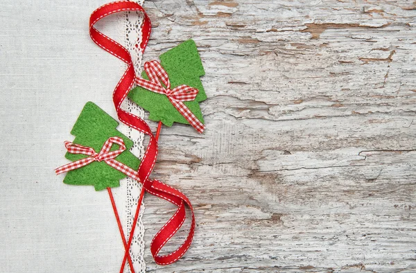 Twee groene fir boom met lint op het oude hout achtergrond — Stockfoto