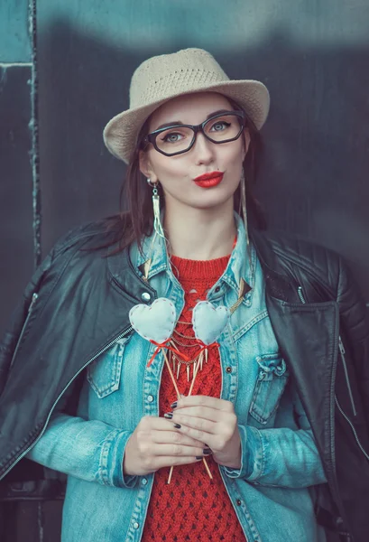 Genç güzel kız kırmızı forma ve oyuncak kalpleri ile şapka — Stok fotoğraf
