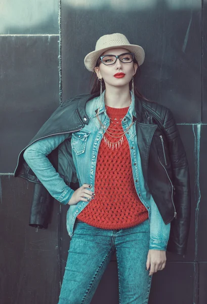 Menina bonita nova em camisa vermelha e chapéu — Fotografia de Stock