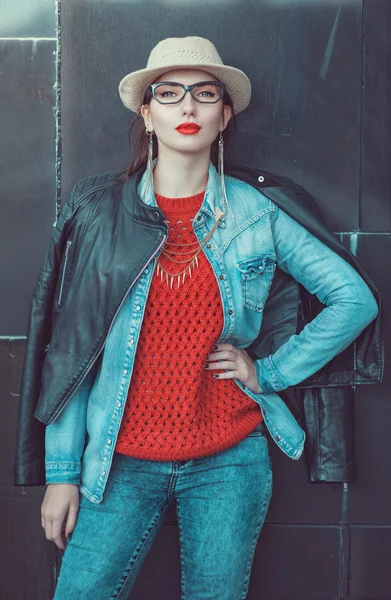 Joven hermosa chica en jersey rojo y sombrero — Foto de Stock