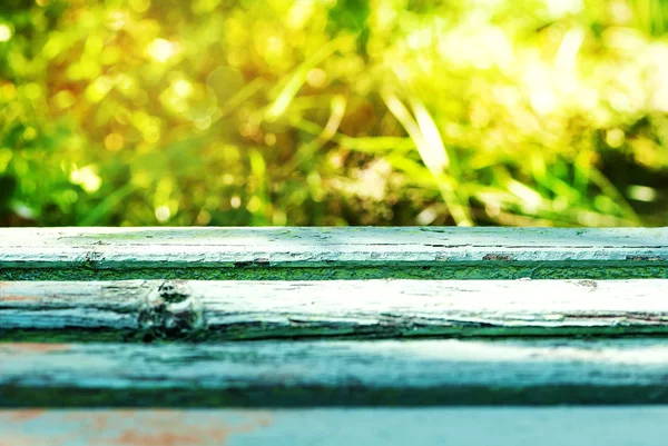Leerer rustikaler Holztisch mit abstraktem Sommerhintergrund — Stockfoto