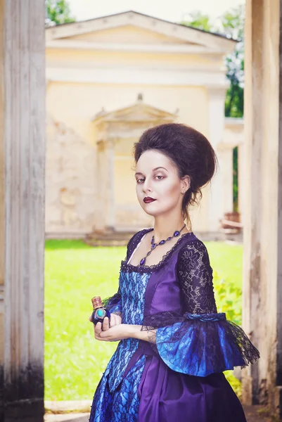 Hermosa mujer en vestido medieval con frasco de perfume —  Fotos de Stock