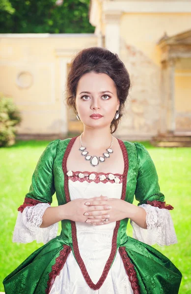 Hermosa mujer en vestido medieval — Foto de Stock