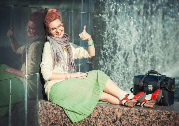 Menina bonita em roupas vintage mostrando polegares para cima gesto — Fotografia de Stock