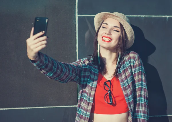 Mooi meisje nemen foto van zichzelf, selfie — Stockfoto