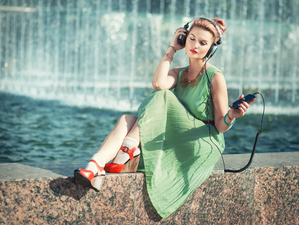 Hipster mode meisje luisteren muziek buiten — Stockfoto