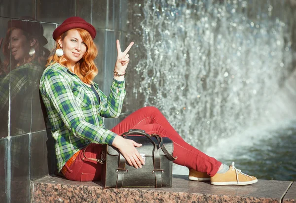 Hipster redhead girl showing victory gesture — Stock Photo, Image