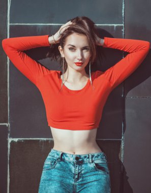 Genç kız güzel kırmızı bluz zevk güneş ışığı 