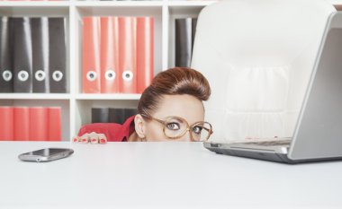 iş kadını masanın arkasında gizleme ve korkuyor