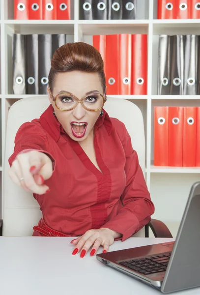 Mujer enojada jefe señalando — Foto de Stock