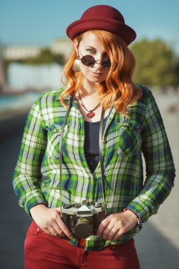 Hippi kız şapka ve güneş gözlüğü retro kamera ile