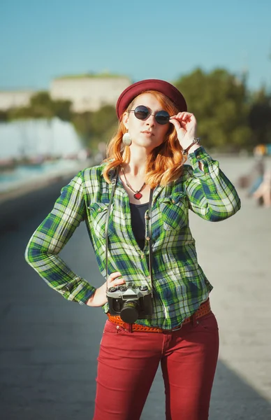 Hipster menina em chapéu e óculos de sol com câmera retro — Fotografia de Stock