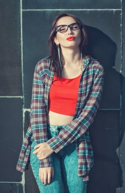 Genç güzel kız kırmızı bluz ve gözlük 
