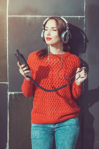 Mooie hipster meisje luisteren muziek — Stockfoto