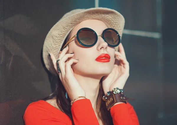 Young beautiful girl in hat and sunglasses enjoy sunlight — Stock Photo, Image