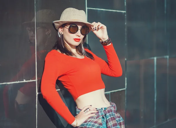 Joven hermosa chica en sombrero y gafas de sol disfrutar de la luz del sol — Foto de Stock