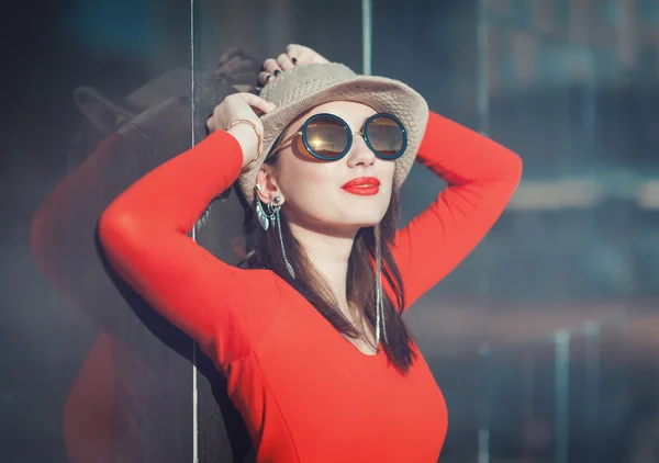 Young beautiful girl in hat and sunglasses enjoy sunlight — Stock Photo, Image