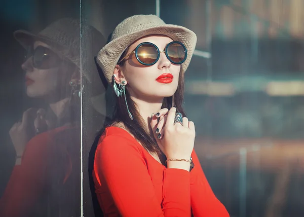 Young beautiful girl in hat and sunglasses enjoy sunlight — Stock Photo, Image