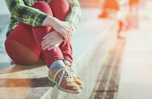 Gele sneakers op meisje benen in hipster stijl — Stockfoto