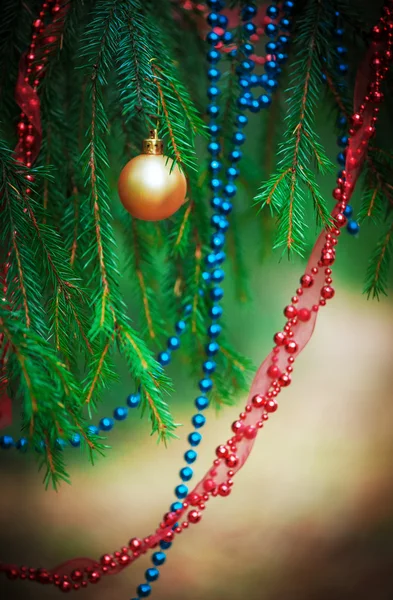 Kerstmis achtergrond met decoratie parel aan de tak van de zilverspar — Stockfoto