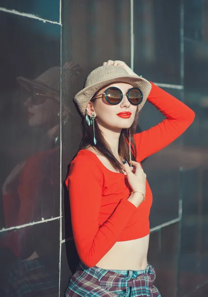 Genç güzel kız şapka ve güneş gözlüğü — Stok fotoğraf