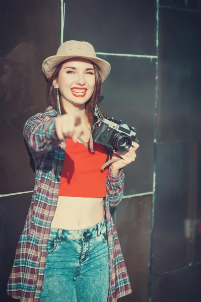 Glücklich junge schöne Hipster-Mädchen mit Retro-Kamera — Stockfoto