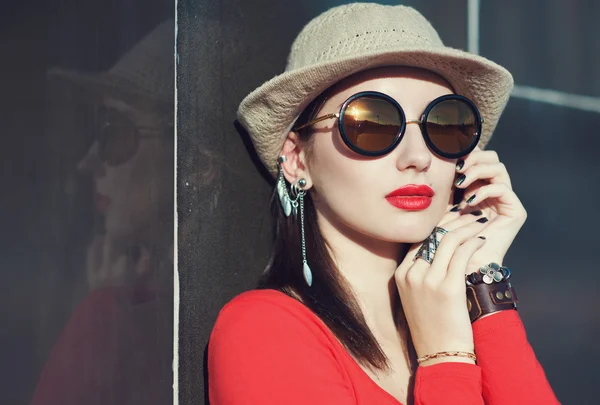 Young beautiful girl in hat and sunglasses — Stock Photo, Image