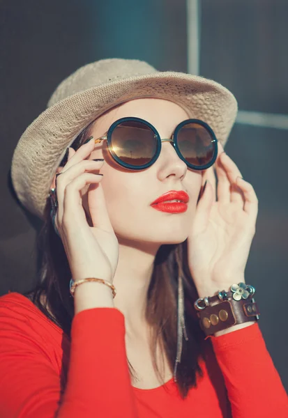 Menina bonita nova em chapéu e óculos de sol — Fotografia de Stock