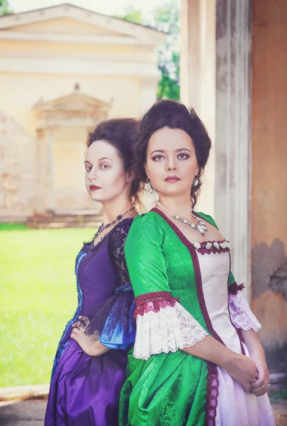 Deux belles femmes en robes médiévales — Photo