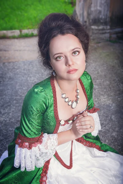 Piękna kobieta średniowiecznych w zielonej sukni modląc się — Zdjęcie stockowe